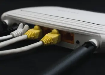 Router blanco con cables de red conectados