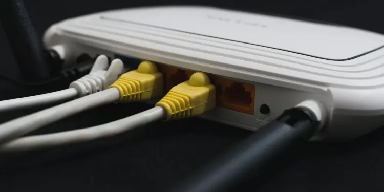 Router blanco con cables de red conectados