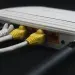 Router blanco con cables de red conectados