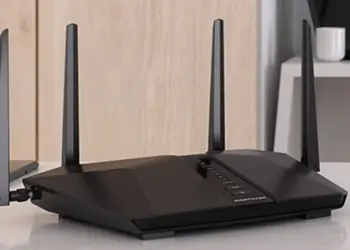 Router negro con cuatro antenas