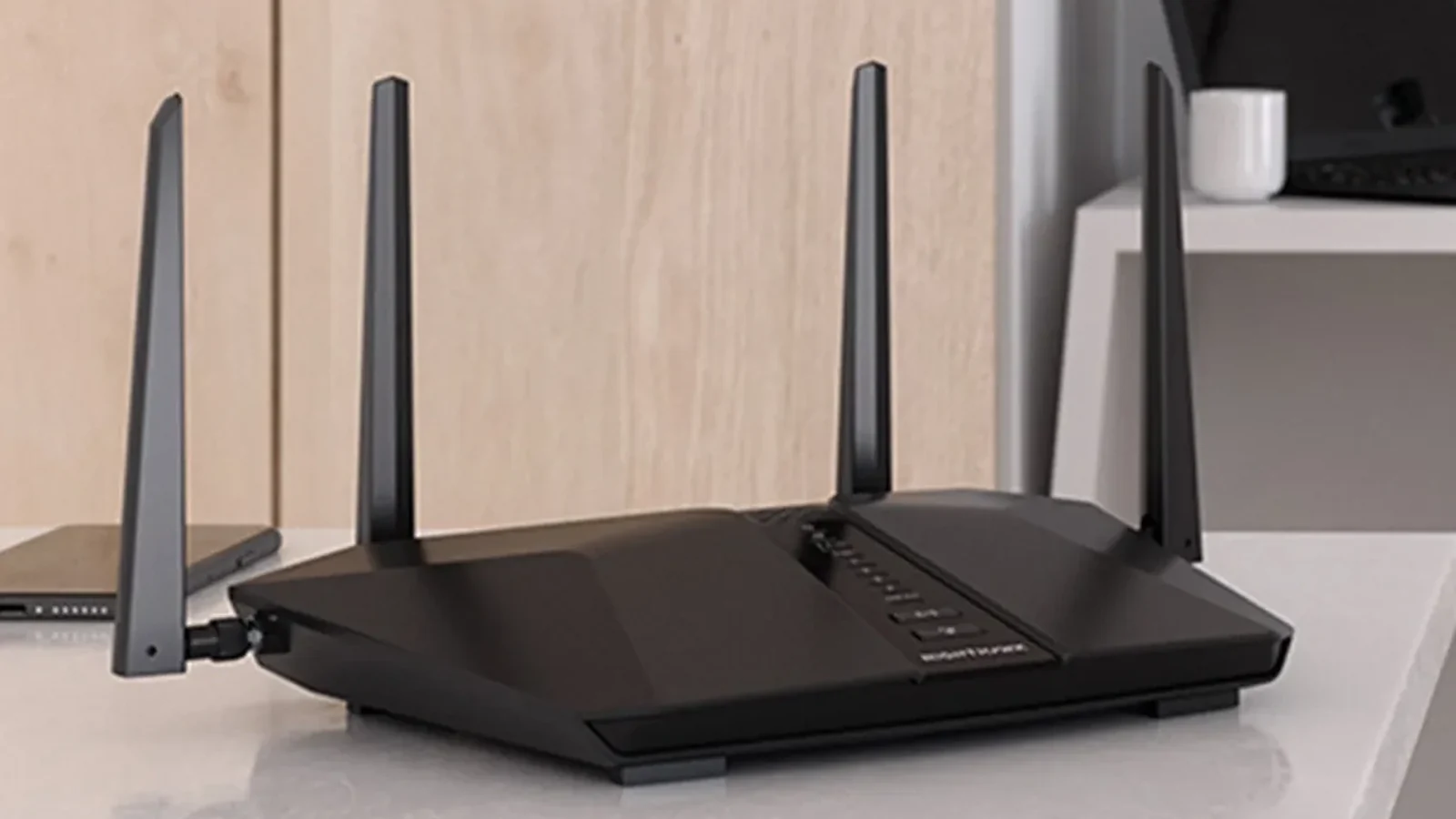Router negro con cuatro antenas