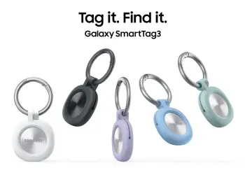 Cinco Galaxy SmartTag3 con anillas y fundas de colores