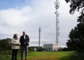 Dos personas y dos torres de telecomunicaciones
