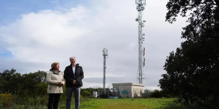Dos personas y dos torres de telecomunicaciones