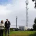 Dos personas y dos torres de telecomunicaciones