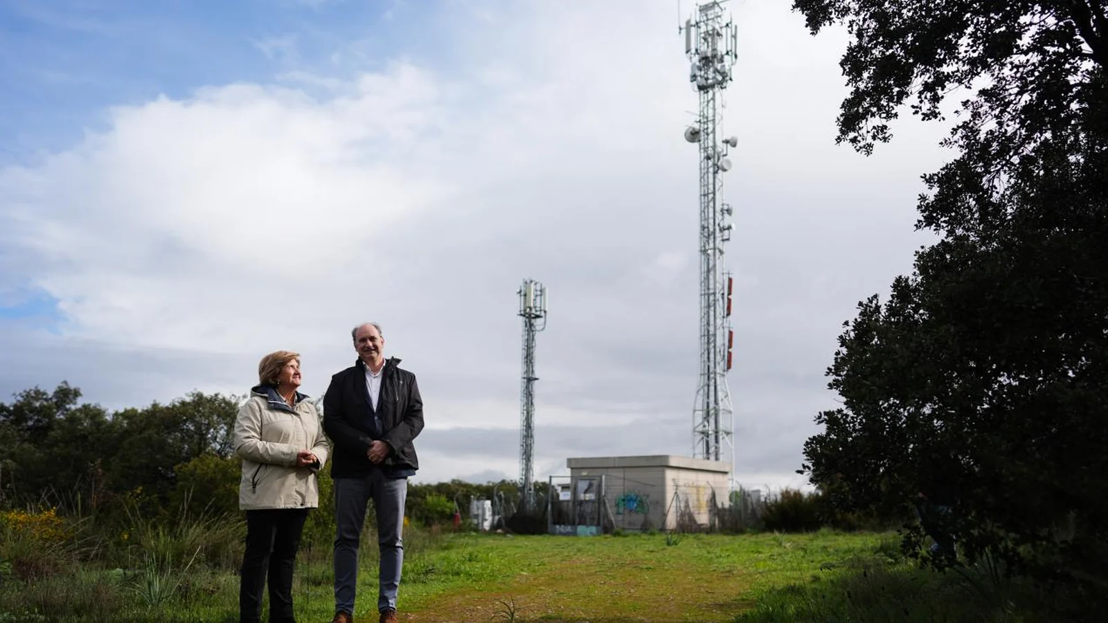Dos personas y dos torres de telecomunicaciones