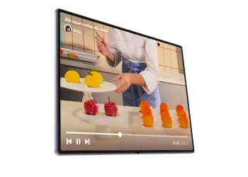 Móvil plegable abierto con un vídeo en pantalla