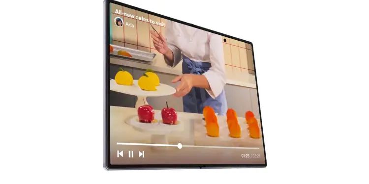 Móvil plegable abierto con un vídeo en pantalla
