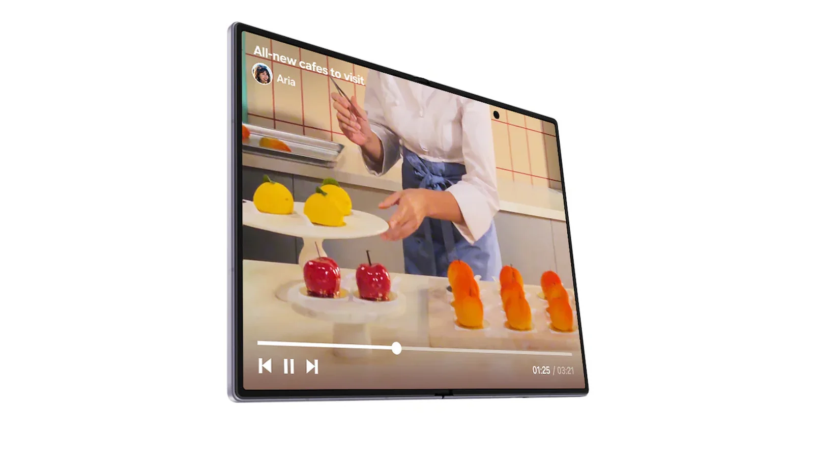 Móvil plegable abierto con un vídeo en pantalla